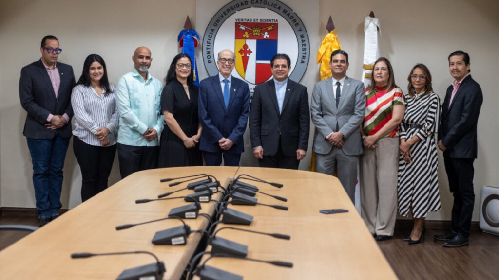 Consejo de Cambio Climático y PUCMM impulsarán estudio sobre uso de tecnología en ciudades costeras turísticas