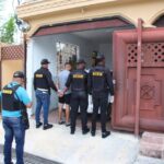 @PoliciaRD ocupa 204 paquetes de presunta cocaina durante allanamiento en residencia SDE