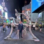 @ItoBisono visita instalación “Tovar The Chair” en la plaza Brodway
