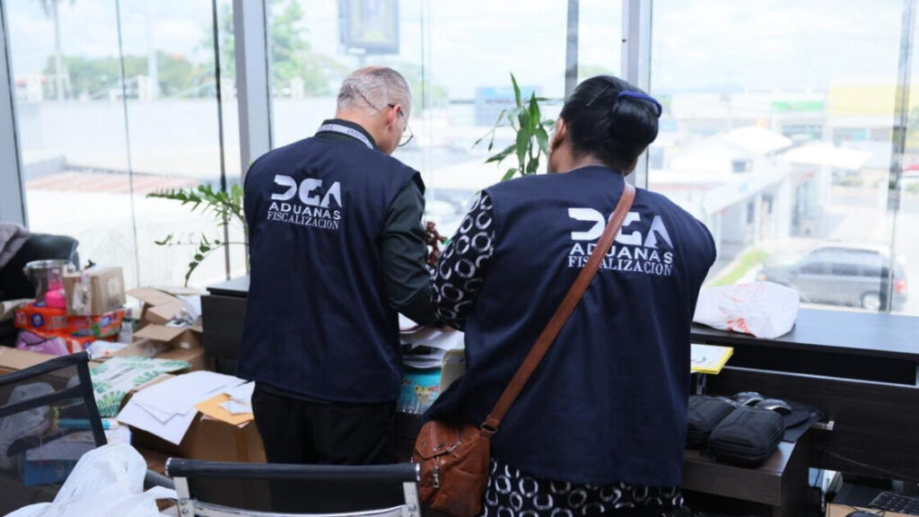 Aduanas y DGII continúan lucha contra el comercio ilícito fiscalizando a importadoras chinas