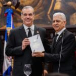 @CarolinaMejiaG acompaña a @LuisAbinader durante la proclamación de la Constitución Dominicana