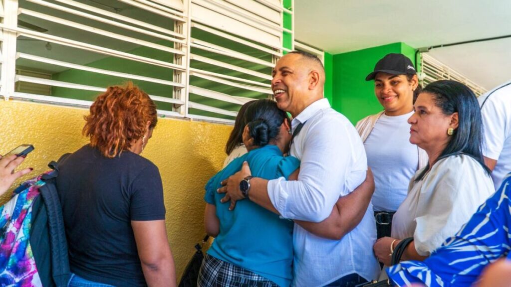 Nolberto Ortiz ejerce su derecho al voto; miles de maestros le respaldan a nivel nacional