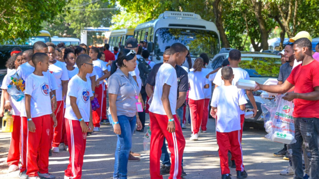 Comedores Económicos del Estado distribuyen bocadillos diarios a más de 3,000 niños y jóvenes en la Copa Mundial Femenina Sub-17