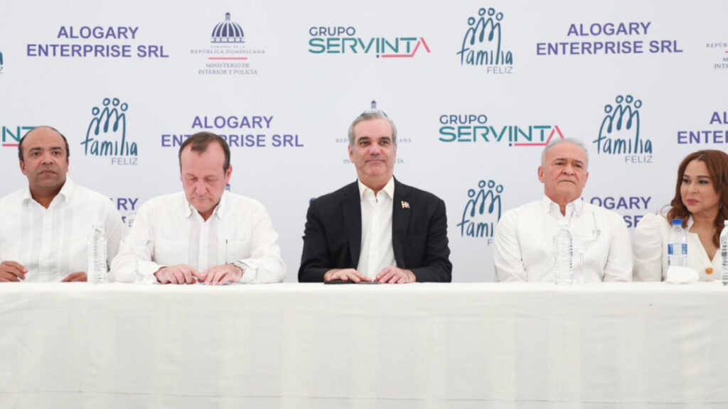 Presidente Abinader entrega 250 apartamentos a miembros de la Policía Nacional en Los Alcarrizos