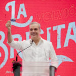 @LuisAbinader proclama “Ya llegó la Brisita, ya llegó la navidad, al iniciar hoy la entrega de 3 millones de bonos navideños
