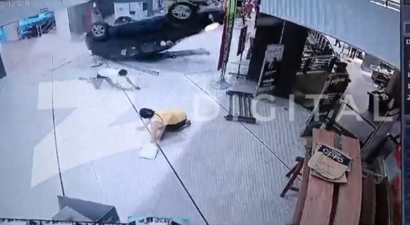 @Z101Digital Momento exacto donde cae vehículo del parqueo en el Supermercado Nacional de la 27 de febrero