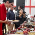 @RaquelArbaje junto a @DioAstacio en los sectores Invivienda y Villa Duarte, en Santo Domingo Este, entregando el bono navideño y compartiendo un almuerzo con las familias