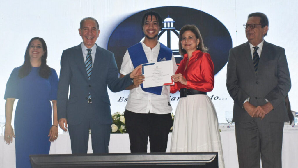 Vicepresidenta Raquel Peña encabeza graduación de 16,000 estudiantes del programa Inglés de Inmersión