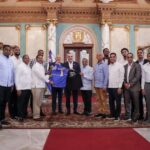 @KelvinCruzRD recibe junto al presidente @LuisAbinader al Club Mauricio Báez, campeones del Torneo de Baloncesto Superior del Distrito Nacional (TBS) 2024