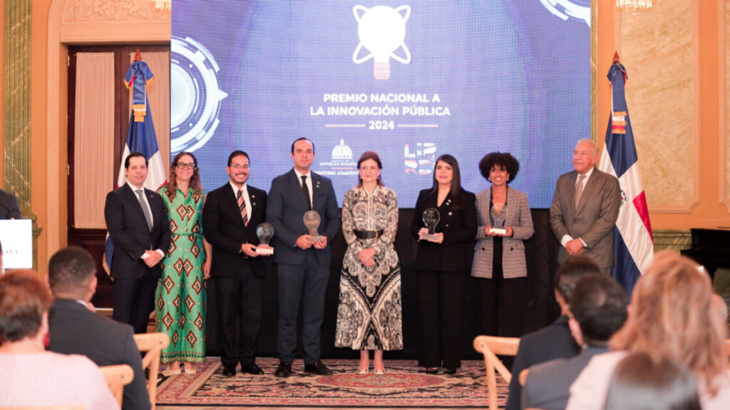 Gobierno reconoce la innovación de tres instituciones del sector público