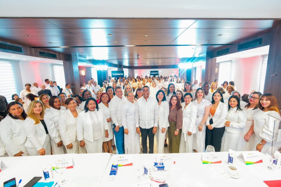 @VictorDazaT juramenta la nueva directiva de la Unión de Mujeres Municipalistas Dominicanas