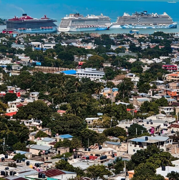 @JeanLuisRJ Hoy recibimos 5 cruceros: 3 en Taíno Bay y 2 en Amber Cove