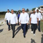 @PresidenciaRD @LuisAbinader junto con @Angeldelacruzh, presidente de @desarrolloproRD, entregó la Plazoleta El Faro y una cancha deportiva en San Pedro de Macorís