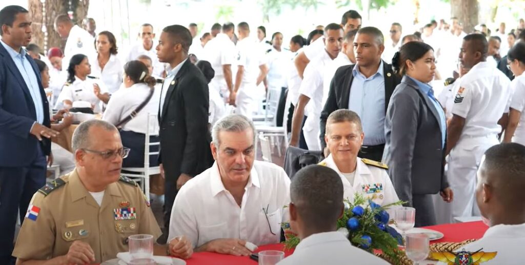 @LuisAbinader junto a Ministro de Defensa asisten a almuerzo navideño con miembros de la Armada de RD