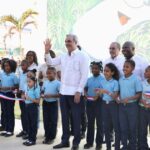 Presidente .@LuisAbinader inaugura escuela básica, plazoleta y cancha deportiva en San Pedro de Macorís