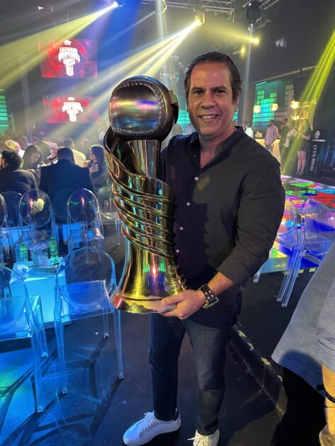 @JMena26 Que bueno es tener el trofeo de campeón. ¡Gracias mi Dios! ¡Gracias @EscogidoBBClub