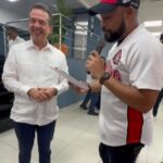 @ItoBisono recibe certificado de participación del equipo @EscogidoBBClub