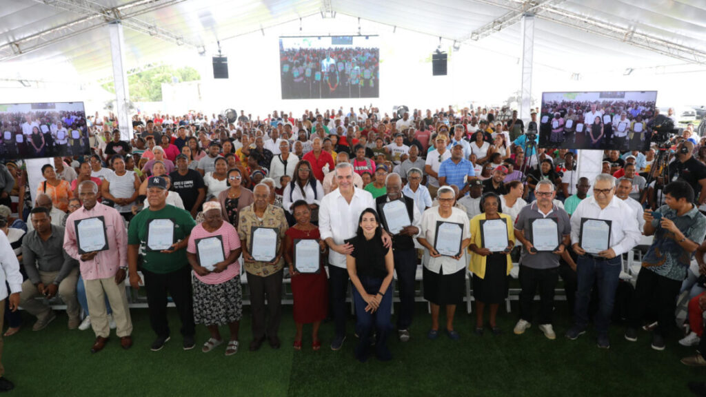 Presidente Abinader entrega 708 títulos de propiedad en Batey Palavé, que beneficiarán a 2,832 personas