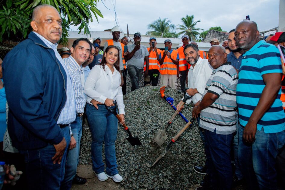 @AlcaldiaDeSDN Nuestra alcaldesa @bettygeronimo, en colaboración con la Comisión Barrial, continúa llevando soluciones a nuestros munícipes