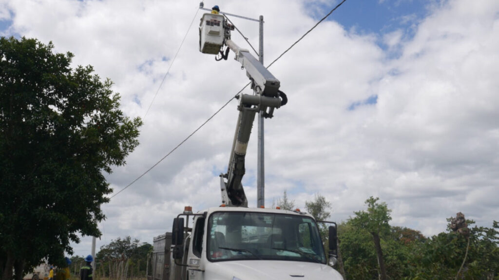 Edeeste instala redes eléctricas en Santana Bella, Higüey, para beneficiar a decenas de familias