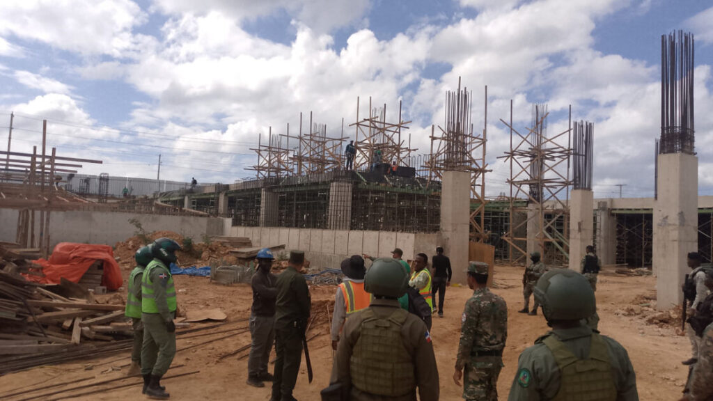 Medio Ambiente paraliza obras irregulares en la avenida Ecológica de Santo Domingo Este