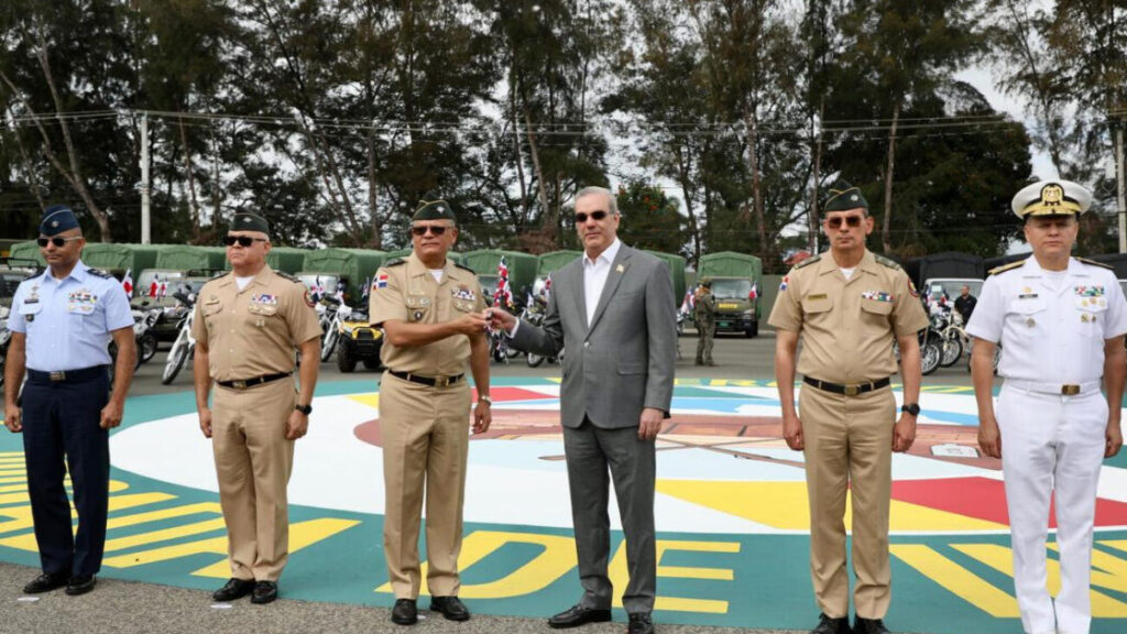 Presidente Abinader entrega 183 vehículos para fortalecer operatividad del Ejército, la Armada, la Fuerza Aérea y cuerpos especializados de defensa y seguridad nacional