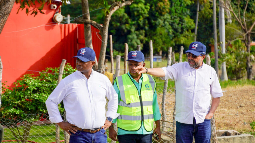 El Indrhi ejecuta limpieza de canales de riego en San Juan y reafirma compromiso con el sector agropecuario, en Agropesur