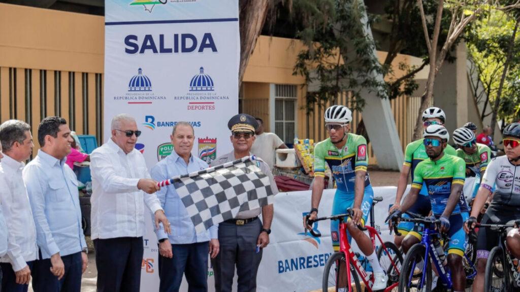 Ministros Andrés Bautista y Kelvin Cruz dan banderazo de apertura a la Vuelta Ciclística Independencia