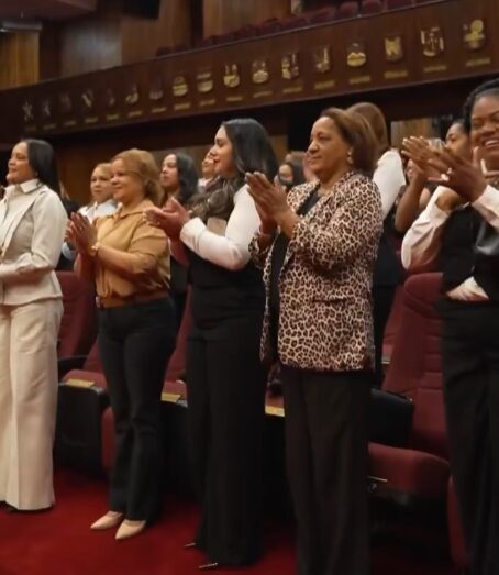 @DiputadosRD Desde el programa #DiputadosPorUnDía recibimos una delegación de mujeres desde la provincia de Santiago de Los Caballeros, acompañados de la vicepresidenta Dharuelly D´Aza (@Dharuellydaza)