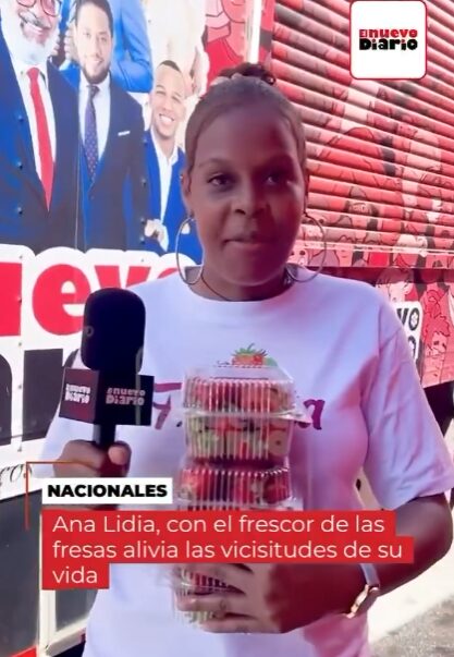 Ana Lidia Infante tiene 16 años dedicada a la venta de fresas, viajando cada semana desde Constanza a Santo Domingo, ya que de ahí depende el sustento de ella y sus cuatros hijos