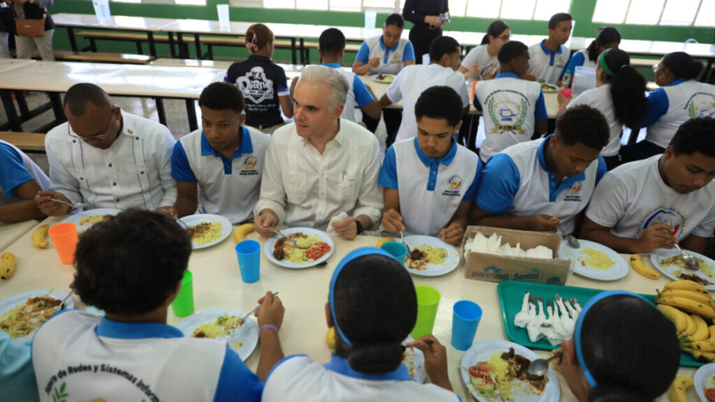 Ministro de Educación comparte almuerzo escolar con estudiantes y destaca compromiso con la calidad y bienestar estudiantil