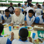 Ministro de Educación comparte almuerzo escolar con estudiantes y destaca compromiso con la calidad y bienestar estudiantil