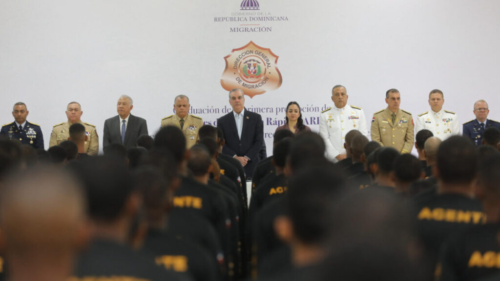 Presidente Abinader encabeza graduación de 160 nuevos agentes para interdicción migratoria de la DGM y entrega 60 vehículos para el incremento de operativos