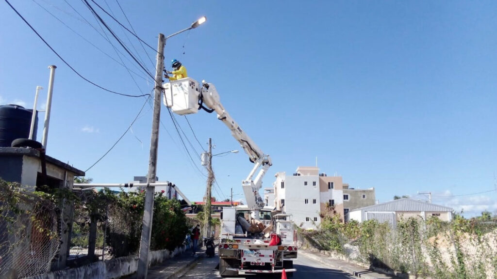 Edeeste amplía redes eléctricas en la comunidad Santa Clara del municipio de Higüey