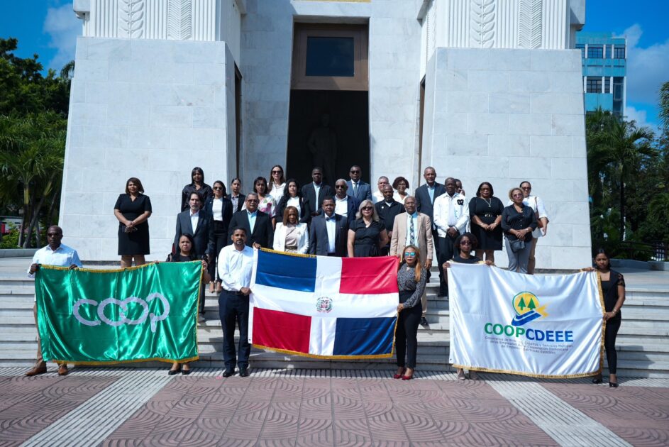 El Ministerio de #EnergíaYMinasRD depositó una ofrenda floral en el Altar de la Patria, para conmemorar el 12.º aniversario de la Cooperativa de Ahorros, Créditos y Servicios Múltiples de los Empleados de la Corporación Dominicana de Empresas Eléctricas Estatales (Coopcdeee)