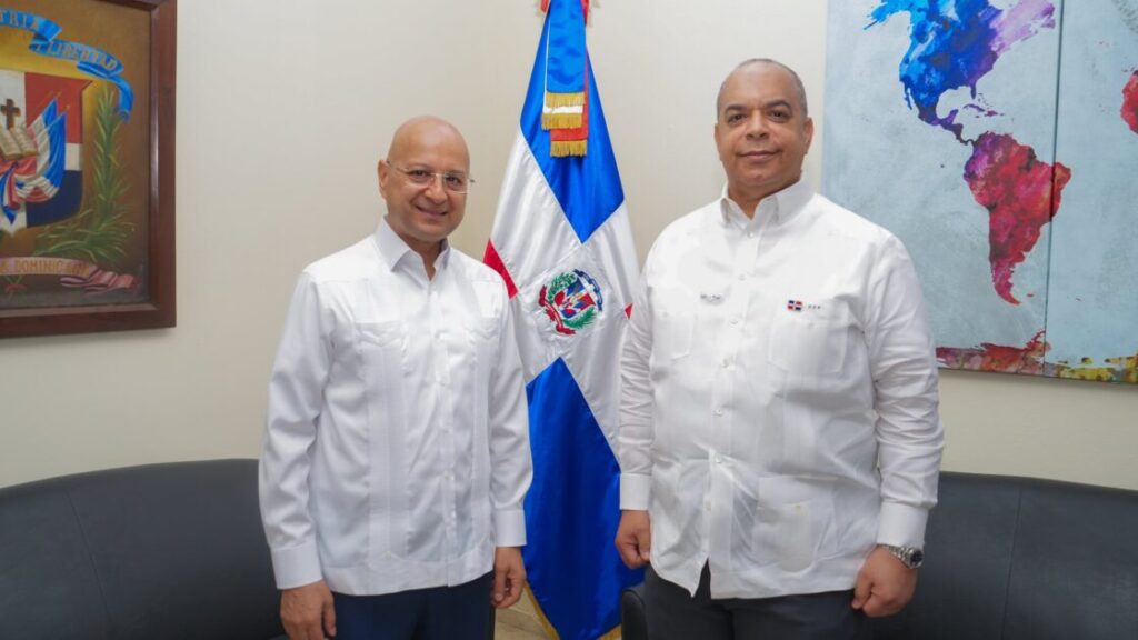 @MirexRD El viceministro para Asuntos Consulares y Migratorios,@opinioantonio, recibió en su despacho al embajador de Ecuador, S.E. Santiago Martínez