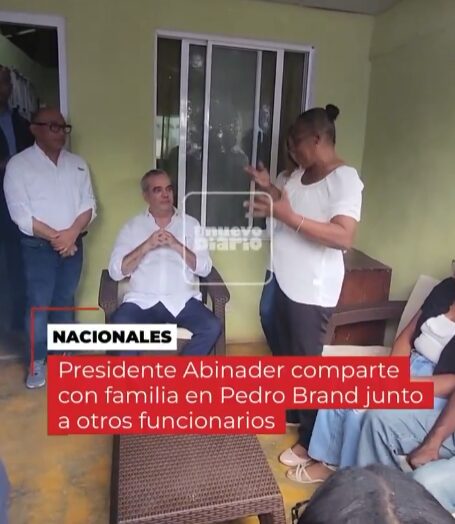 @LuisAbinader compartió en casa de una familia en el municipio Pedro Brand, acompañado del ministro de Obras Públicas, Eduardo Estrella; la directora del Plan Social, Yadira Henriquez; y Rolfi Rojas