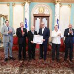 @LuisAbinader y @FGarciaFermin otorgan condecoración de la Orden al Merito de Duarte, Sánchez y Mella a Rector de UNAPEC Salvador Francisco Holguín Haché mediante decreto 108-25 por aportes a la Educación