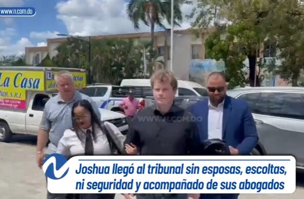 Joshua llegó al tribunal sin esposas, escoltas, ni seguridad y acompañado de sus abogados