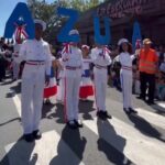 @PoliciaRD Estudiantes de diversos centros educativos de la provincia de Azua, junto a miembros de la Dirección de la @PoliciaEscolaRD y representantes de organizaciones de la sociedad civil 🤝, se preparan para participar en el Desfile Cívico-Militar