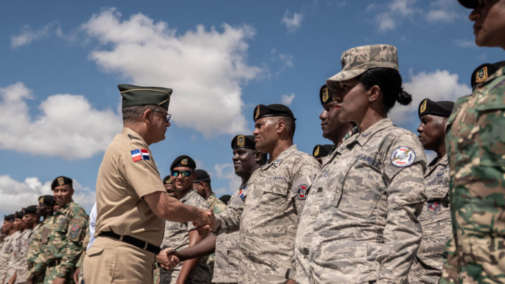 Ministro de Defensa felicita a tropas por destacada participación en el desfile militar del 27 de febrero