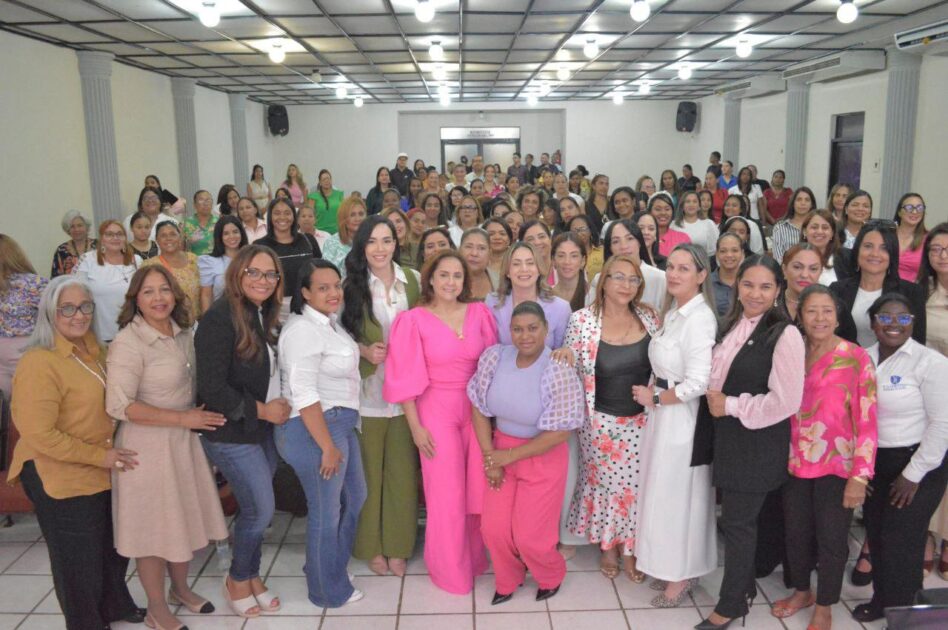 @GloriaReyesG comparte con una comunidad de mujeres en Valverde