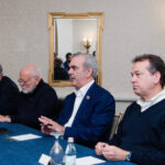 Presidente Abinader sostiene reunión de coordinación con empresarios dominicanos tras su arribo anoche a Washington