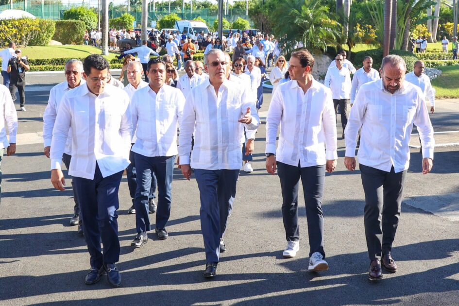 @LuisAbinader y @DavidColladoM dan apertura del Hotel Zel y el primer palazo de la Rafa Nadal Tennis Academy en #PuntaCana