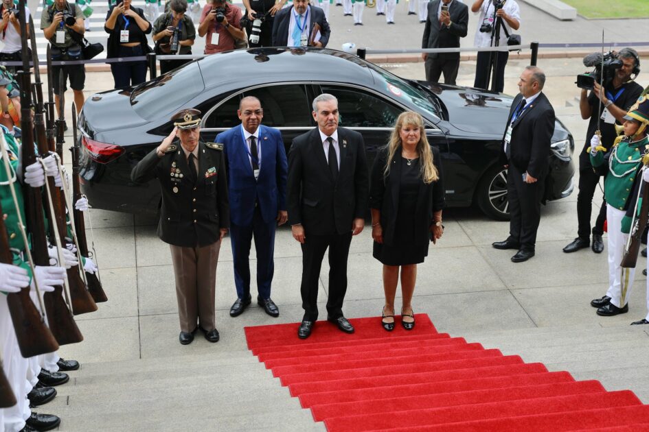 @LuisAbinader asistió a la ceremonia de “Compromiso de Honor Constitucional” del presidente electo de la República Oriental del Uruguay (@OrsiYamandu)