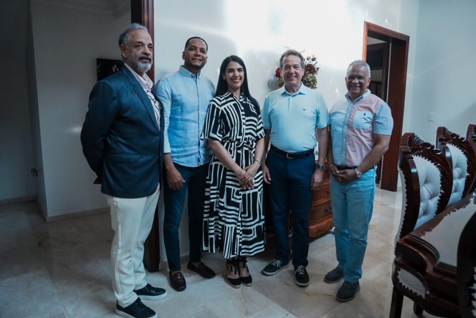 @ItoBisono Nos tomamos un cafecito con grandes emprendedores e inversionistas internacionales, incluyendo a Domingo Almonte, alcalde de Licey al Medio, en casa de Jorge Abinader y Karina Cabrera