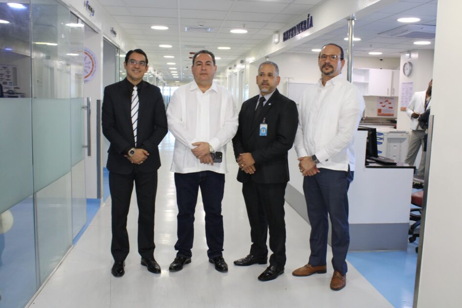 @DrMarioLama Visitamos #hoy en #Santiago al área #UCI del hospital Cabral y Báez constatando el adecuado y oportuno manejo a los pacientes