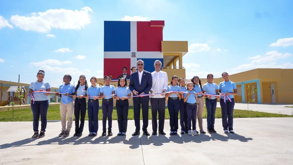 @ScarletBenzan Gracias al Centro Educativo Prof. José Raúl Cabrera Ureña, inaugurado por el Presidente @LuisAbinader y el ministro de @EducacionRDo @LMDecamps, 840 estudiantes de nivel básico se verán favorecidos