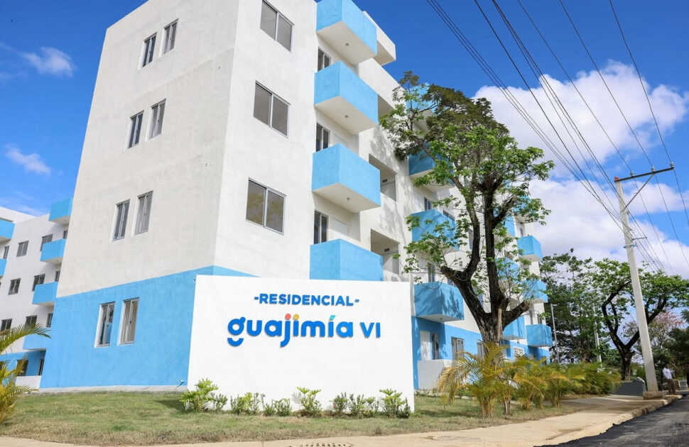 @FellitoSubervi Más que obras, estamos transformando vidas. Desde la @CaasdRD entregamos 144 apartamentos a familias reubicadas por el saneamiento en la cañada Guajimía