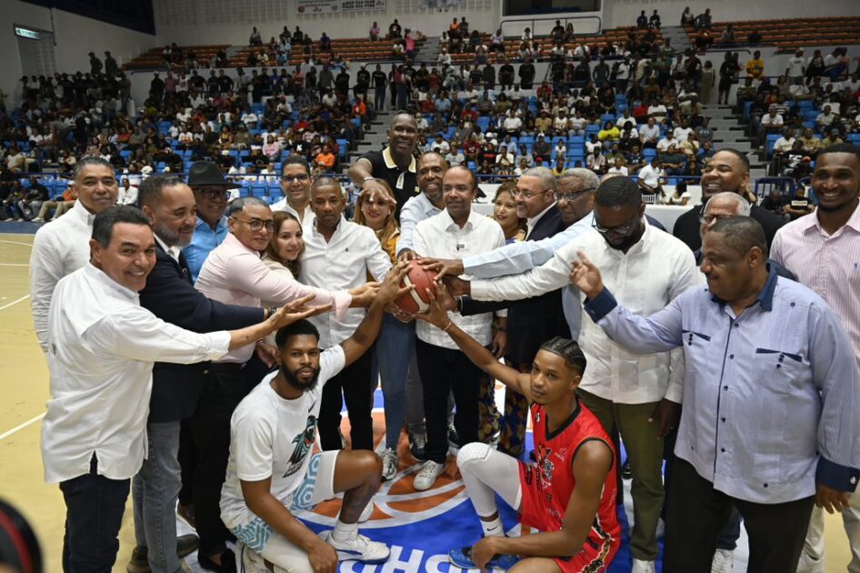 @SPereyraRojas realiza el saque de honor y recibe dedictoria de la edición #40 del Torneo Superior de Baloncesto La Romana